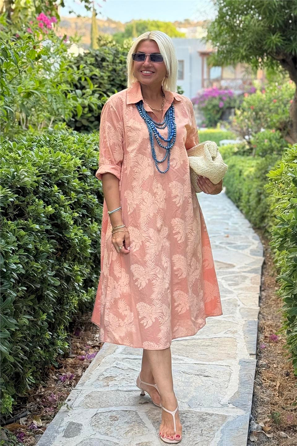 Nora – Robe avec Motif Feuillage et Apparence Décontractée