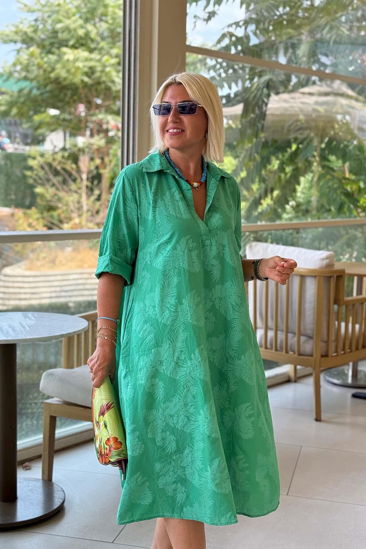 Nora – Robe avec Motif Feuillage et Apparence Décontractée