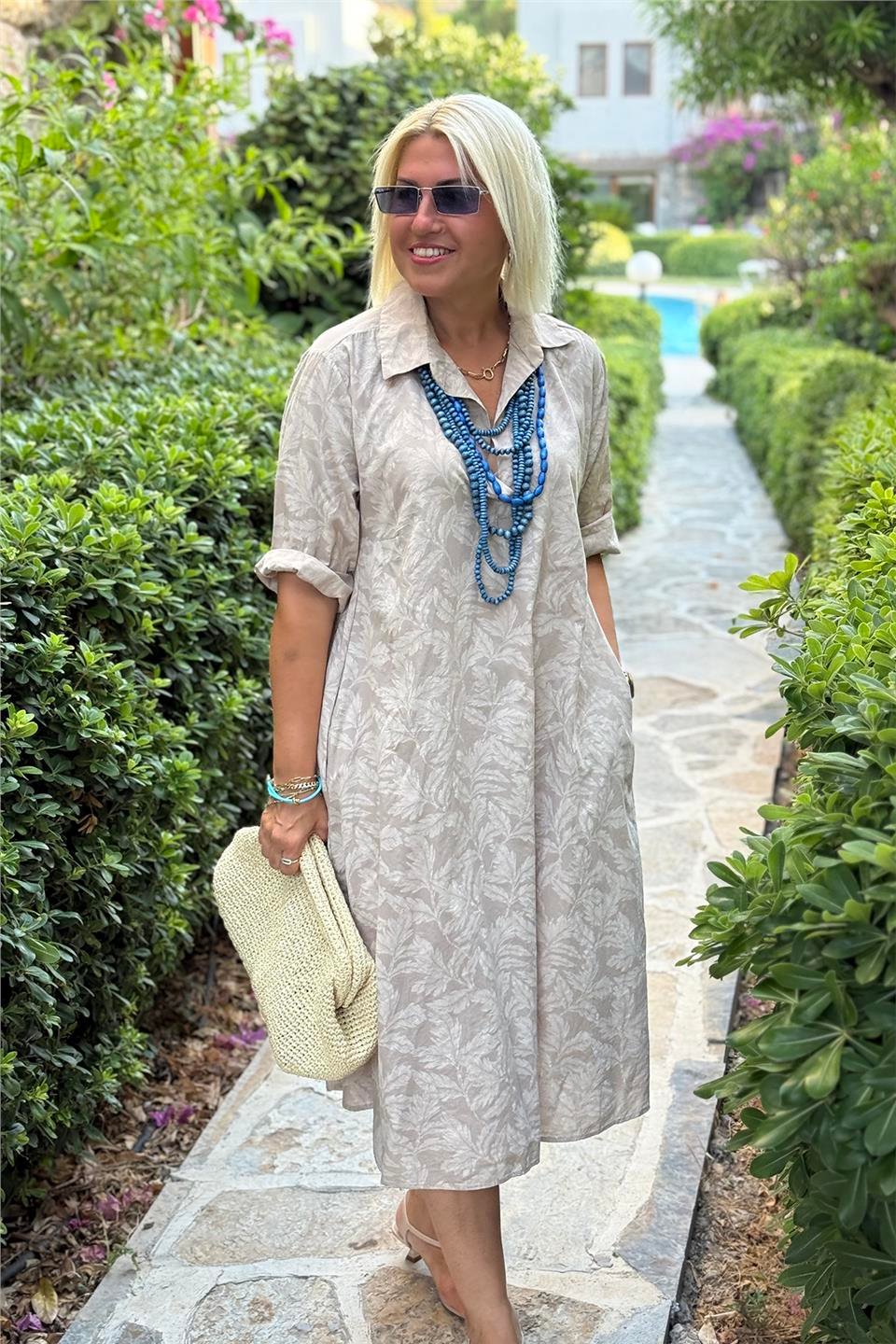 Nora – Robe avec Motif Feuillage et Apparence Décontractée