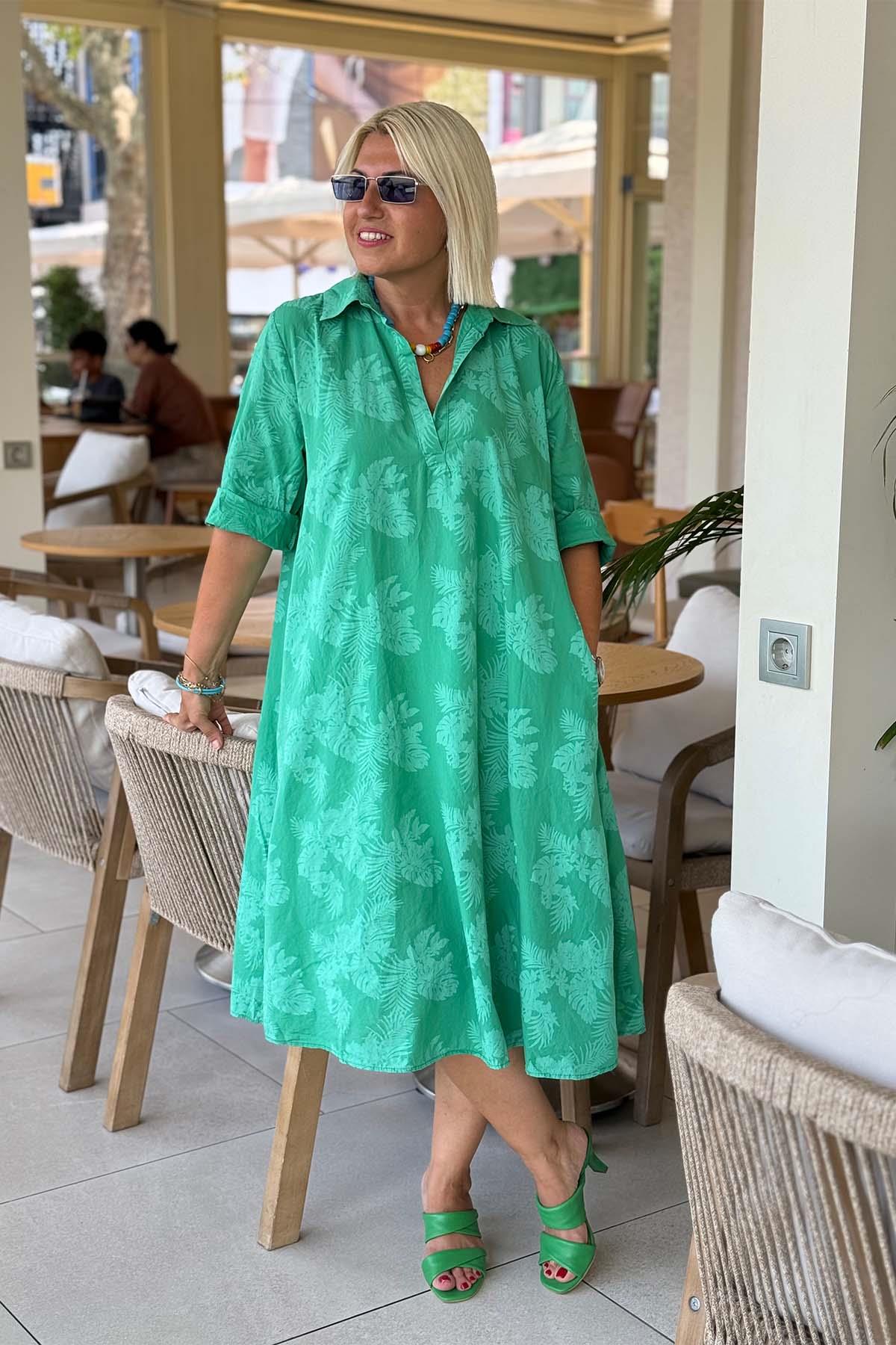 Nora – Robe avec Motif Feuillage et Apparence Décontractée